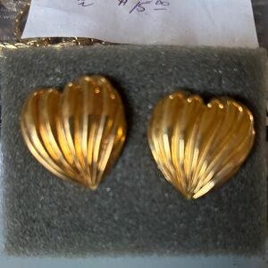 Avon goldstone heart shape ribbed pierced earrings.